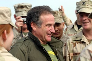 US comedian Robin Williams stands among U.S. soldiers at Bagram airbase.